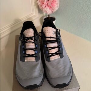 On Cloud- Cloud Vista Running Sneakers in Gray and Light Pink
